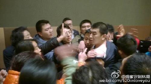 쑹훙빙이 강연장에서 폭행당하고 있는 모습. 사진=중국 화신 웹사이트 캡처