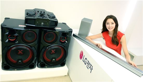 LG전자 모델이 6일 서울 여의도에 마련된 쇼룸에서 세계 최대 가전전시회 'CES 2016'에서 선보일 무선 오디오 제품을 소개하고 있다. 오른쪽 제품은 LG 사운드 바(SH8), 왼쪽은 엑스 붐(X Boom)(CM9960). (사진제공 : LG전자)