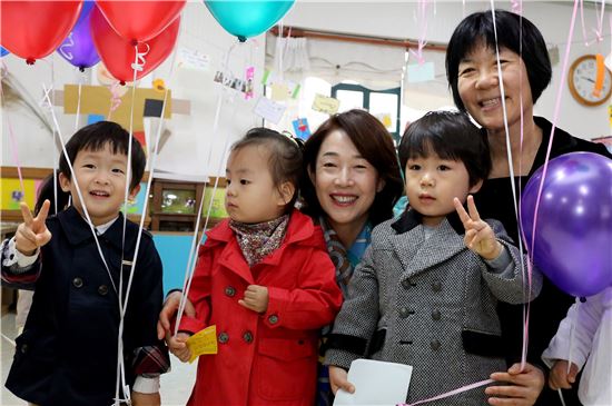 이어룡 회장이 영유아 보육시설인 이화영아원을 방문해 아이들과 시간을 보내고 있다.