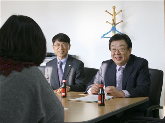 김정남 동부화재 대표(오른쪽)가 고객과 이야기를 나누고 있다. 