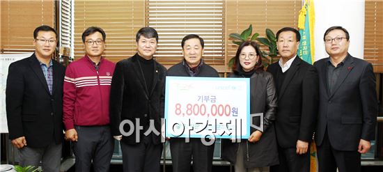 함평군과 유니세프함평군후원회(회장 박해숙)가 축제에서 모금한 880만원을 유니세프에 기부했다.