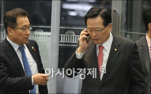 [포토]통화하는 정의화 의장