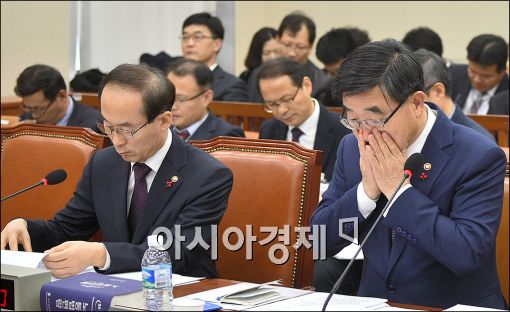 [포토]코 푸는 장관