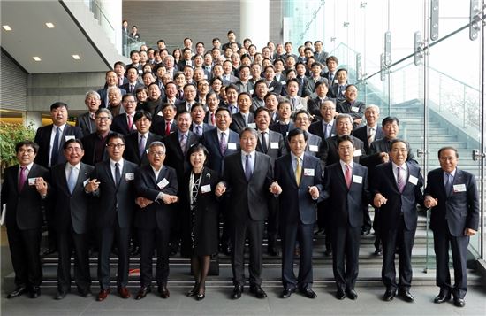 최태원 SK 회장 "대기업-협력사, 일심동체로 경제위기 돌파하자"