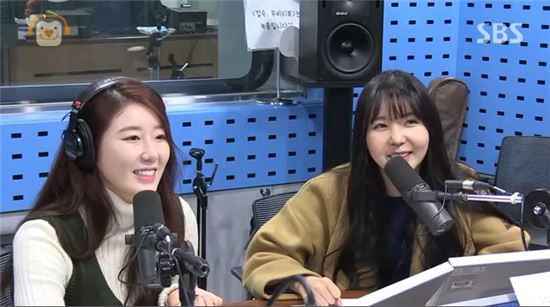 방송에 출연한 나비(왼쪽)와 레이나(오른쪽). 사진=SBS 파워FM ‘김창렬의 올드스쿨’ 캡처