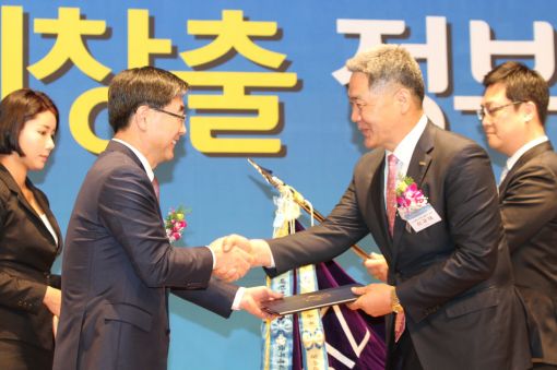 이규대 이노비즈협회장(오른쪽)이 15일 이기권 고용노동부 장관으로부터 대통령상을 받고 있다. 