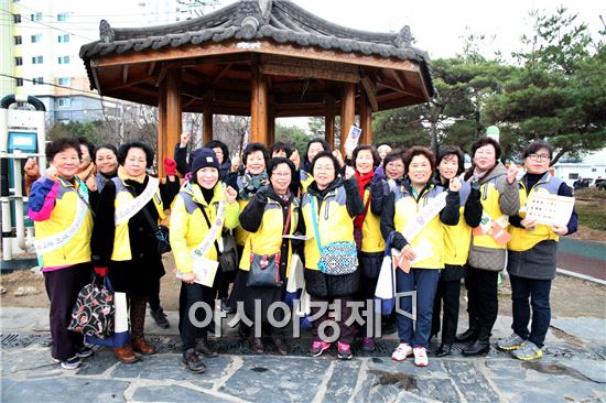 광주 동구는 15일 보건교육실에서 통합건강증진 알림단 간담회를 개최했다. 이날 간담회는 2015년 활동내역 보고 및 2016년 계획을 논의하고 푸른길공원에서 통합건강증진사업 홍보 캠페인을 실시했다.