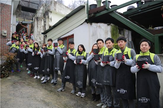  JB전북은행 지역사랑봉사단원들이 어려운 이웃들을 위해 연탄 나눔 봉사활동을 펼치고 있다. 