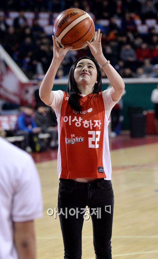 [포토]프로농구 잠실더비 시투하는 홍수아