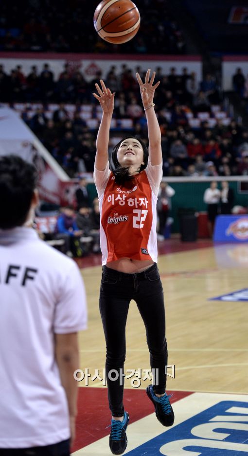 [포토]프로농구 잠실더비 시투하는 홍수아