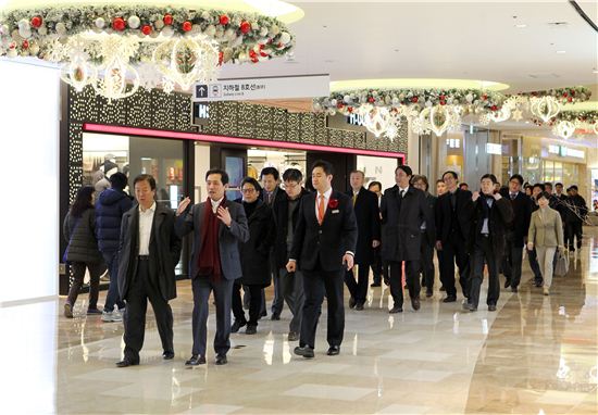 롯데자산개발 김창권 대표이사(정면 왼쪽에서 두번째)가 15일 오후 건축, 설계, 인테리어, 디스플레이 등 협력사 대표 30여명과 함께 롯데월드몰을 둘러 보고 있다.  