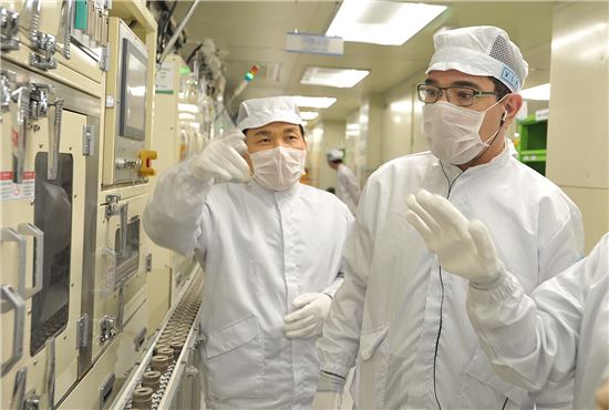 토니 세바 교수(오른쪽)가 삼성SDI 천안사업장 배터리 생산라인을 둘러보고 있다.