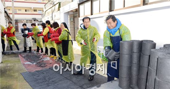 16일 광주 남구 방림1동에서 최영호 남구청장을 비롯한 소화자매원 조경숙 원장과 직원들이 사랑의 연탄을 배달하고 있다.
 
 

