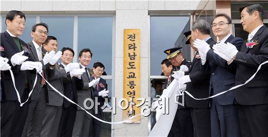 [포토]이낙연 전남지사,전라남도교통연수원 개원식 참석