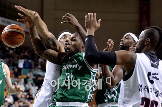 [포토]맥키네스, '수비가 만만찮네'