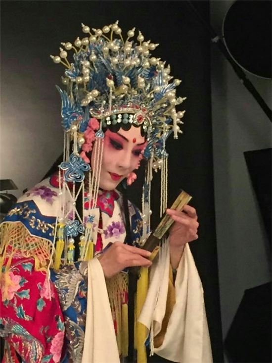 韓中 전통춤 무대 오르는 중국 스님의 몸짓