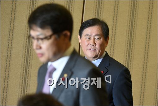 [포토]회의 참석하는 최경환 부총리