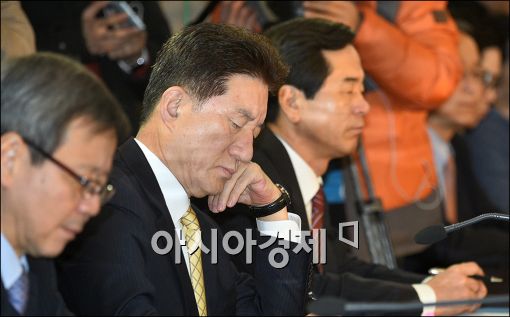 [포토]심각한 장병화 한국은행 부총재