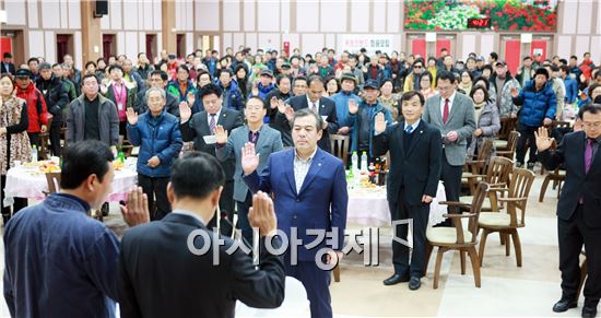 곡성군(군수 유근기)이 지난 16일 곡성섬진강기차마을 로즈홀에서 귀농귀촌협의회 회원 100명, 읍면 마을이장단 100명, 신규 귀농귀촌인 가족 150명 등 350여명이 모인 가운데 ‘귀농·귀촌, 지역주민과 함께하는 2015 송년행사’를 개최했다