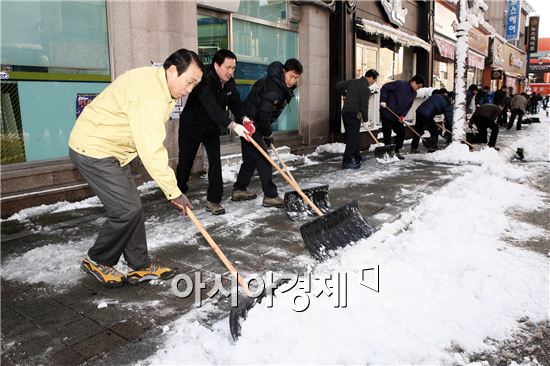 정읍에 17일 오전 6시 기준 22cm의 눈이 내린 가운데 김생기 시장을 비롯한 정읍시공무원들이 신속한 제설작업으로 시민 불편을 최소화했다.
