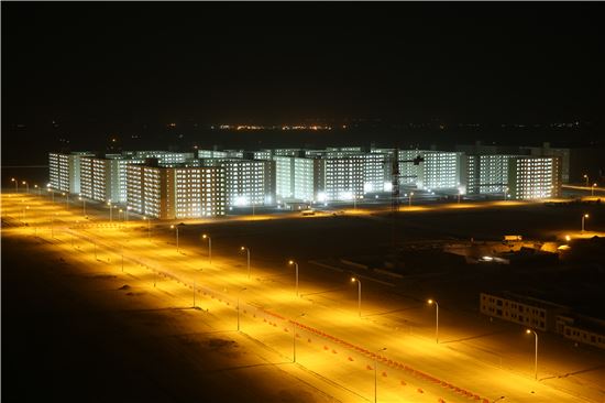 완공된 비스마야 신도시 A-1블록 야간 현장 모습(사진=한화건설 제공)