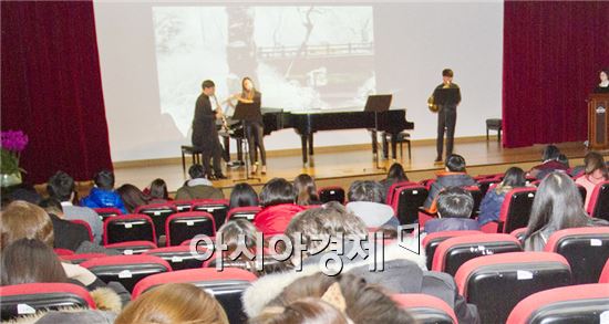 광주대학교(총장 김혁종) 음악학과는 17일 학교 호심관 3층 리사이틀홀에서 종강콘서트 ‘12월의 어느 멋진 날에’를 개최했다.

이날 종강콘서트는 교양과목인 ‘열린 인생론’의 마지막 수업을 겸해 열린 것으로 피아노 독주와 피아노앙상블, 트럼펫 독주, 클라리넷 독주 그리고 클라리넷, 플루트, 호른 3중주 공연이 펼쳐졌다.

연말 분위기에 맞춰 클래식, 영화 OST, 크리스마스캐럴 등이 연주됐다.

  
