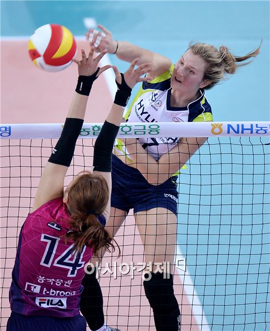 [포토]에멜리, '자신있게 강타'