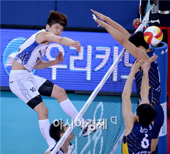 [포토]정지석, '블로킹 뚫는다'