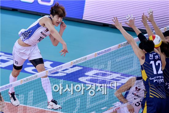 [포토]정지석, '블로킹 뚫었어'