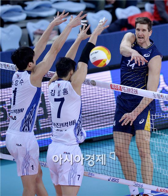 [포토]얀 스토크, '상대 블로킹을 피해 강타'