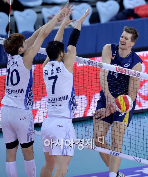 [포토]얀 스토크. '블로킹에 딱 걸렸네'