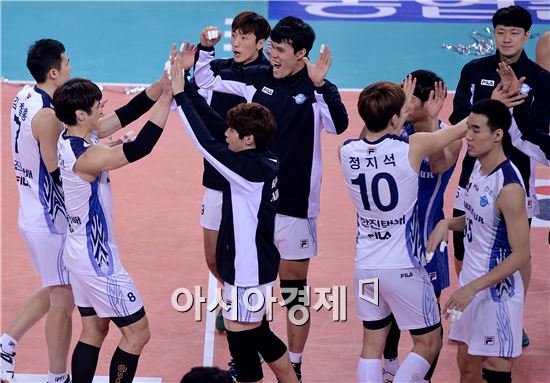 [포토]환호하는 대한항공, '3연승로 2위 도약했어'