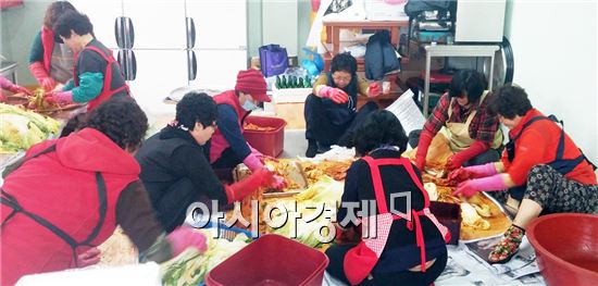 진도군 조도면 여성자원봉사회가 소외계층의 따뜻한 겨울 나기를 위한 ‘사랑의 김장김치’ 나눔 행사를 개최했다.