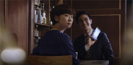 삼성전자와 72초TV가 협업해 만든 웹드라마 '오구실'의 예고편 영상 캡처. 영화 '트루먼쇼'에서처럼 주인공이 모르게 주인공의 일상생활을 촬영, 오구실이 사용하는 삼성전자의 '갤럭시노트5'와 '삼성페이' 등을 몰래 광고한다는 콘셉트다. 오구실의 소개팅남 역할을 맡은 배우가 삼성페이를 소개하고 있다. 