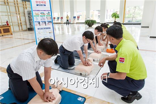 광주은행 임직원들이 지난 8월 실시된 2015 을지연습에서 심폐소생술 훈련을 실시하고 있다.