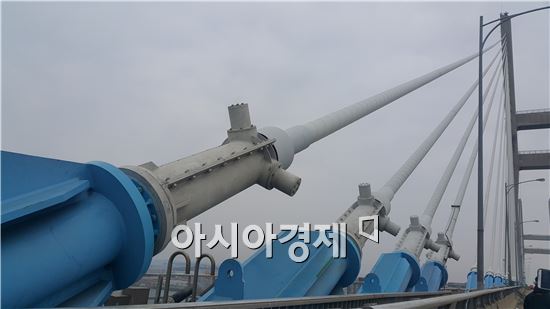 지난 3일 발생한 화재에 절단돼 교체 작업을 완료한 서해대교 72번 케이블(맨 왼쪽).