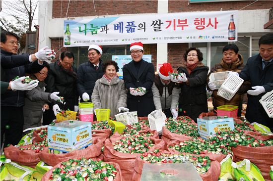 [포토]성동구, 병뚜껑 22만개 모아 쌀로 교환 나눔 실천 