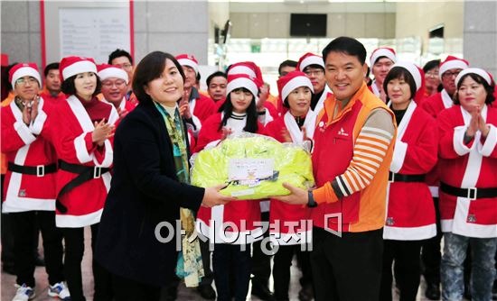 SK텔레콤서부Network본부(본부장 신광식)는 연말을 맞아 이웃에게 나눔을 실천하는 2015 동절기 SK텔레콤 행복산타를 18일 광산구 우산동 SK텔레콤 사옥에서 진행했다.
