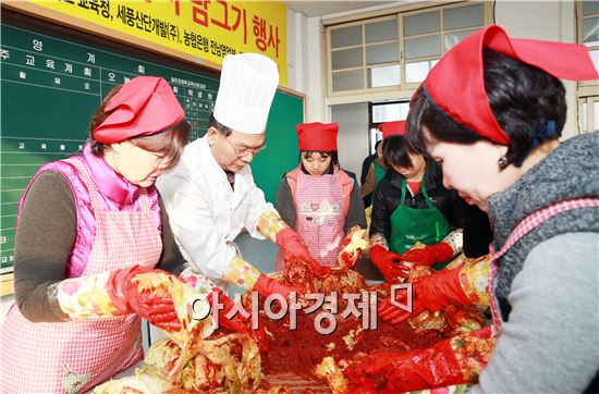 전남도교육청, ‘사랑의 김장 담그기’ 따뜻한 나눔 실천