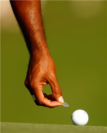 타이거 우즈는 1번이 새겨진 골프공만 쓴다. 세계 최고의 선수라는 의미가 담겨 있다. 