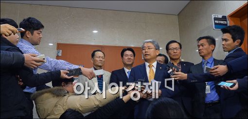 [포토]새정치 포기한 김동철 의원