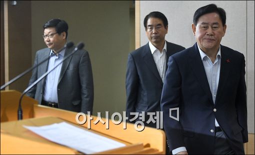 [포토]회견장 들어서는 최경환 부총리