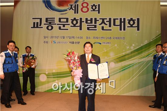 지난 17일 서울 한국프레스센터에서 열린 ‘제8회 교통문화발전대회’에서 장성군이 전국 郡 단위 교통문화지수 1위를 차지해 국토교통부장관상을 수상했다. 사진=장성군