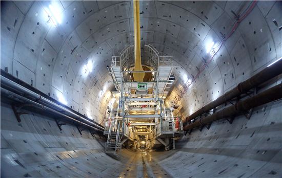 SK건설이 보스포러스 해협을 관통해 건설 중인 '유라시아 해저 터널' 현장. 해저110m에서 초대형 터널굴착장비(TBM)로 터널을 만들고 있다.