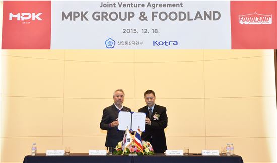 정우현 MPK 그룹 회장(왼쪽)과 프랭크림 푸드랜드 회장(오른쪽)이 지난 18일 미스터피자 태국 합자법인 설립 계약을 체결하고 기념촬영을 하고 있다. 