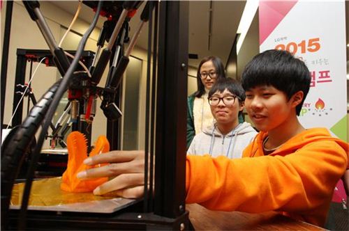 ▲올해 초 LG화학 청소년 화학캠프에 참가한 학생이 3D 프린터를 활용한 실험에 참가하고 있는 모습.