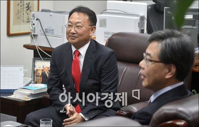 朴, 일부 부처 개각 단행…경제부총리 유일호·사회부총리 이준식