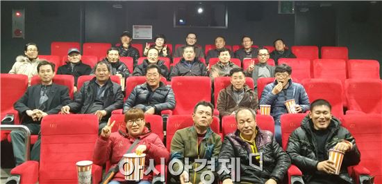 회진면사무소 직원들과 회진면 마을이장들 30여명은 전남의 작은 영화관 1호 ‘정남진 시네마’에서 최신 개봉작 영화 '대호'를 관람했다.
