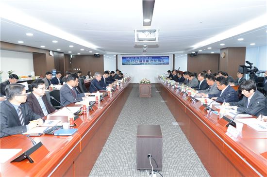 한국가스공사는 21일 대구 본사에서 글로벌 전략회의를 열고 해외사업 리스크에 선제적으로 대응키로 했다.
