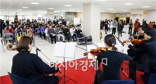 전남대학교병원(병원장 윤택림)이 연말연시를 맞아 환자 쾌유기원 희망나눔 음악회를 21일 병원 1동 로비에서 개최했다.

